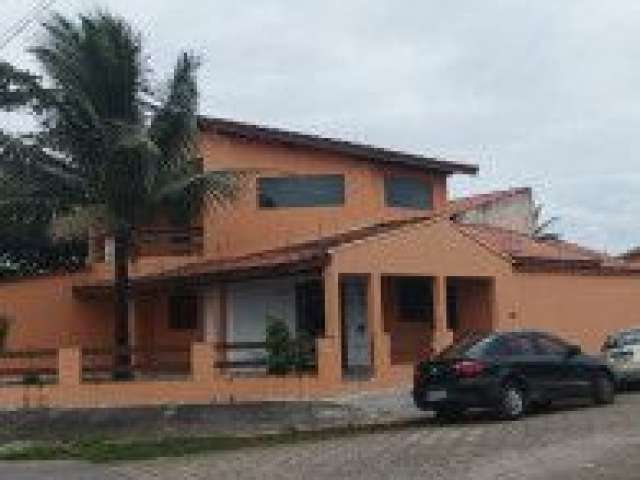 Casa no bairro Jardim Califórnia, em Itanhaém- localizada frente ao mar, em rua calçada.