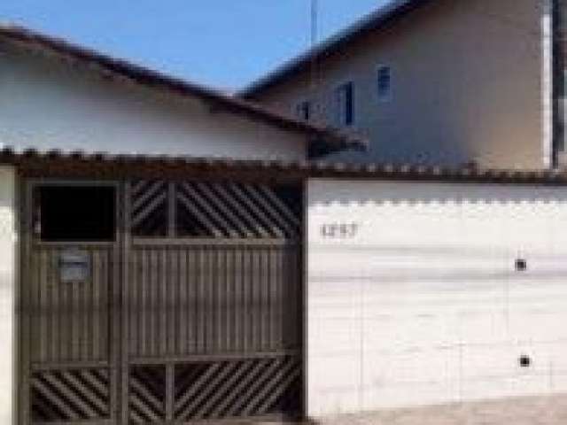 Casa no bairro Jardim Melvi, em Praia Grande - sendo lado serra, em rua calçada.