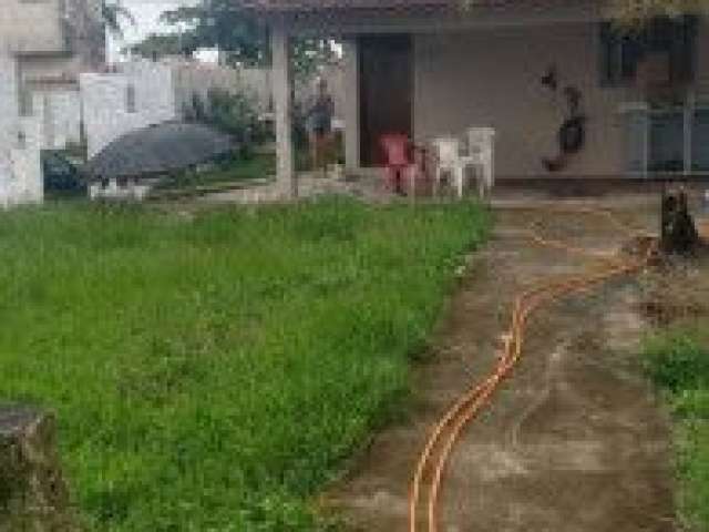 Casa no bairro Jardim das Palmeiras, em Itanhaém - sendo lado praia, em rua calçada.