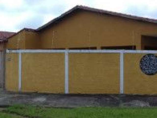 Casa no bairro São Fernando, em Itanhaém - sendo lado praia, em rua calçada.