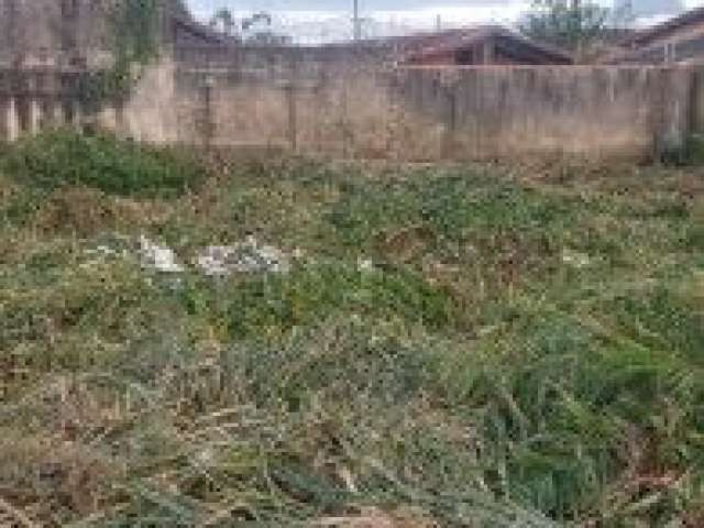 Terreno no bairro Jardim das Palmeiras, em Itanhaém - sendo lado praia, em rua calçada.