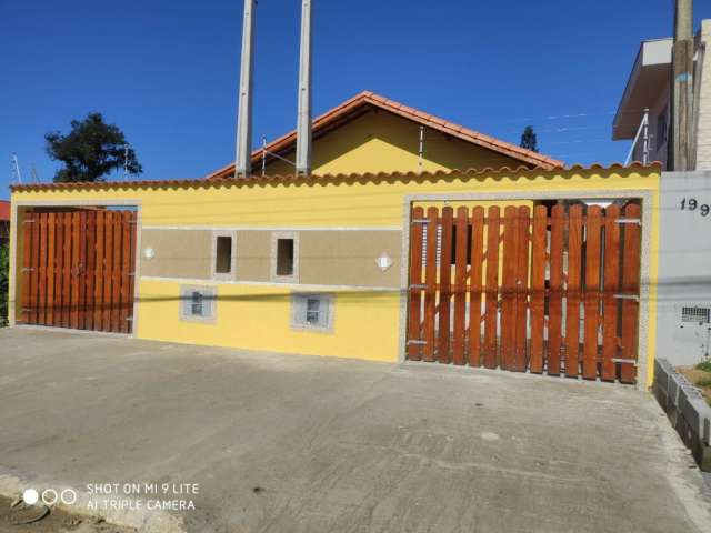 Casa no bairro Jardim Magalhães, em Itanhaém - localizada lado serra, em rua calçada.