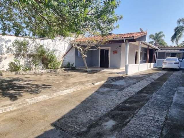 Ótima casa no bairro Luiza Mar Mirim, em Itanhaém - sendo lado praia, com acesso pavimentado.