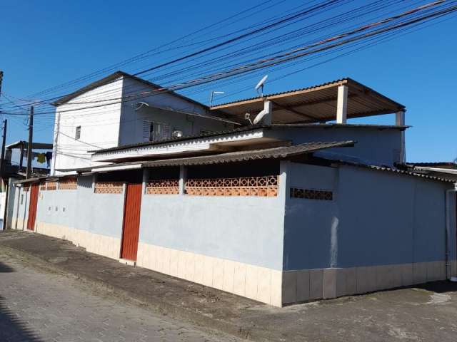 Casa à venda no bairro Oasis, em Itanhaém ** 04 kitnets ideais para geração de renda.