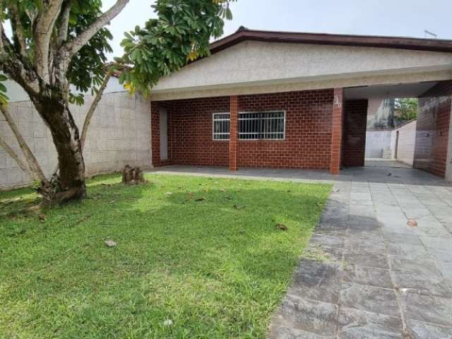 Ótima casa à venda no bairro São Fernando, em Itanhaém - Localizada lado praia, em rua calçada.