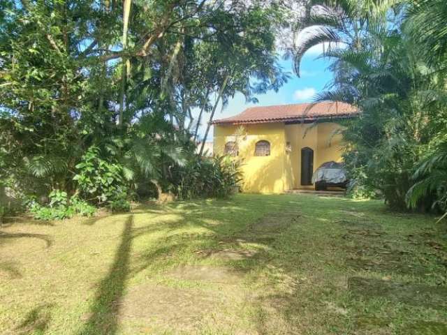 Ótima casa a venda no bairro Jardim Grandesp, em Itanhaém ** Possui árvores frutíferas e espaço para piscina.