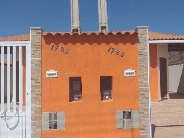 Casa à venda no bairro Jardim Grandesp, em Itanhaém ** Localizada lado praia, em rua pavimentada.