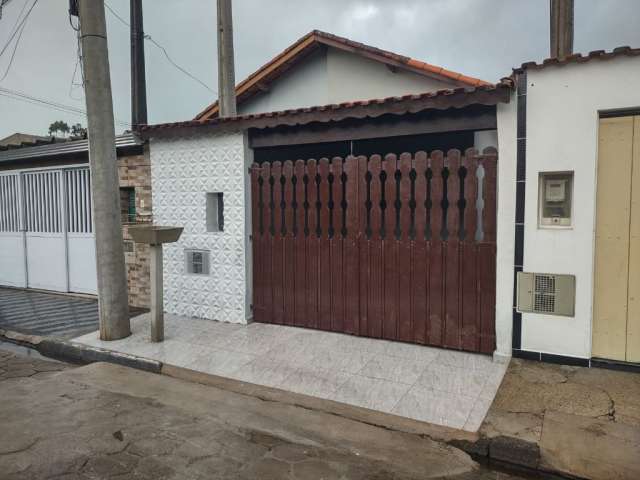 Ótima casa à venda no bairro Belas Artes, em Itanhaém ** Localizada lado praia, em rua calçada.