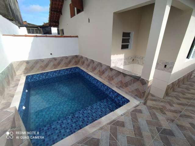 Casa a venda na cidade de mongaguá - com piscina .