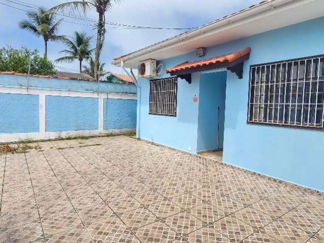 Casa a venda em Itanhaém com 03 dormitórios á 50m do mar .