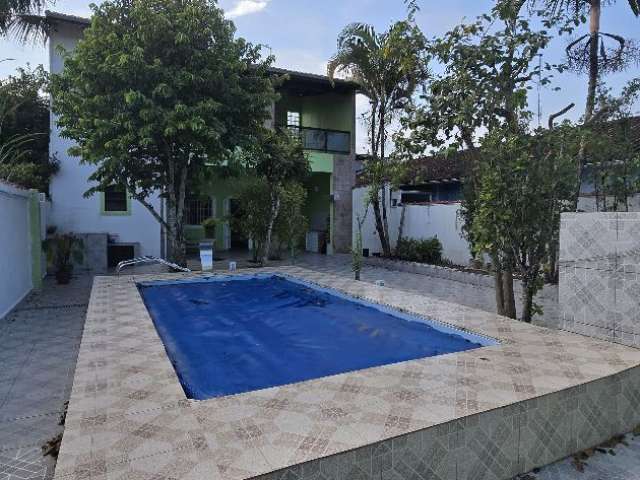 Excelente casa com piscina e 03 dormitórios na praia do Suarão em Itanhaém.