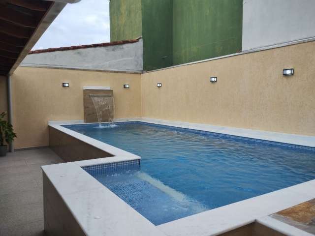 Casa nova com piscina , lote inteiro a venda em Itanhaém/SP.