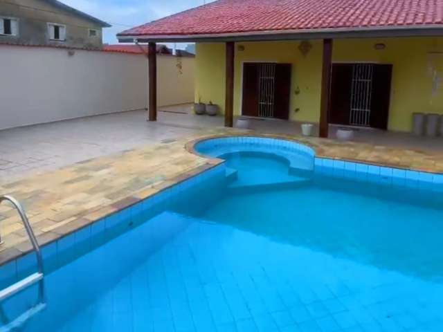 Oportunidade , casa com piscina , lote inteiro á 740m do mar