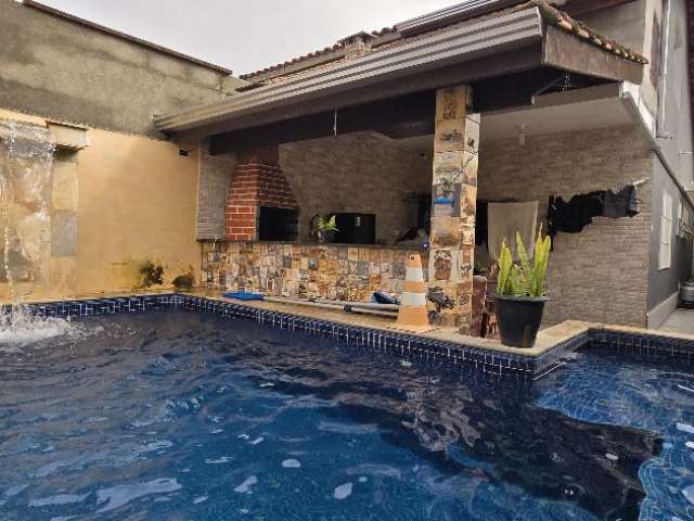 Casa com piscina á venda em Itanhaém/SP .