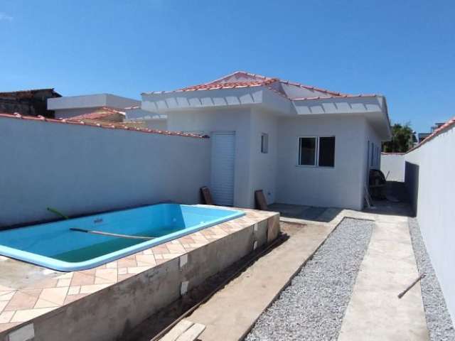 Casa com piscina á venda em itanhaém á apenas 154m do mar.