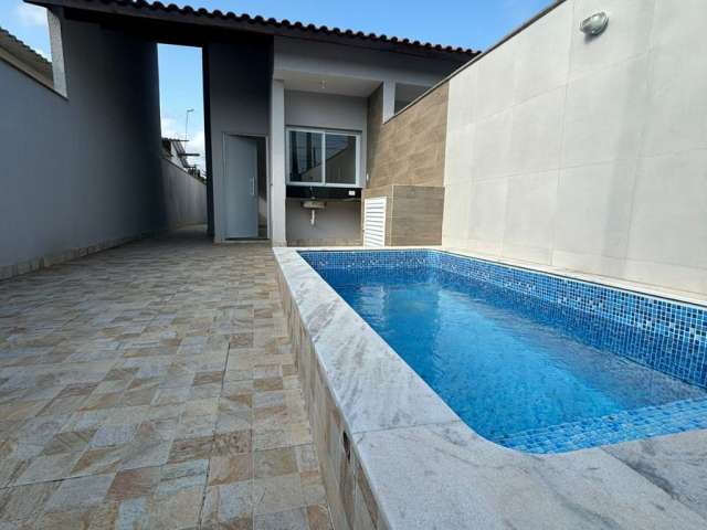 Casa nova com piscina , excelente localização á venda em Itanhaém/SP.