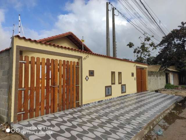 Casa geminada com piscina á venda em Itanhaém/SP.