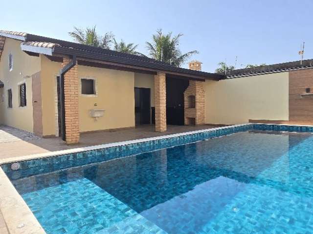 Casa com ótimo padrão de acabamento e piscina de 9m - itanhaém/sp.