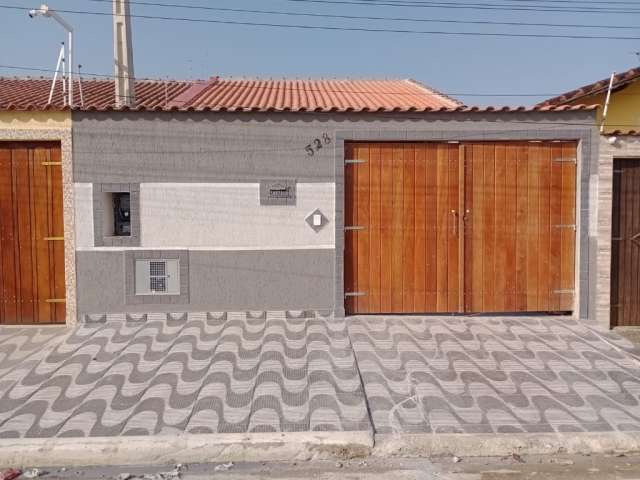 Casa á venda em Itanhaém com piscina e churrasqueira - Itanhaém/SP.