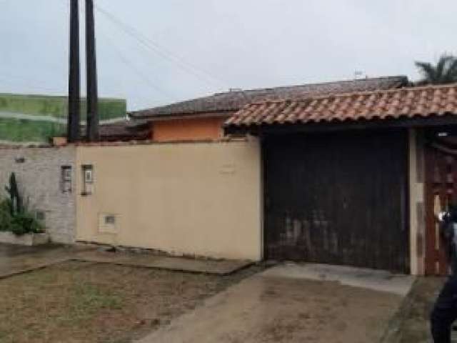 Casa localizada no bairro Jardim Regina - lado praia