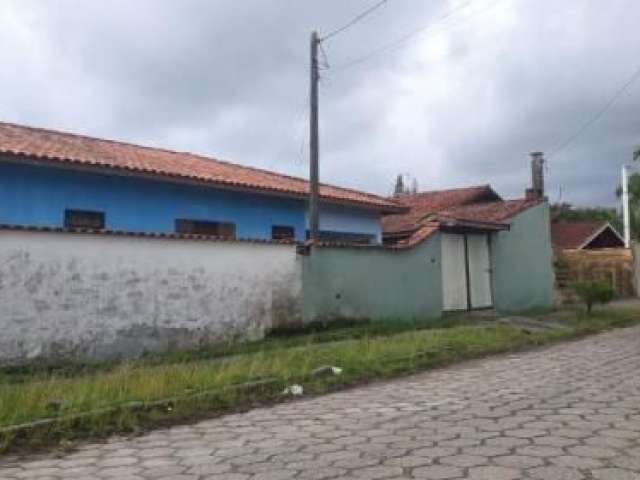 Casa localizada no Balneário São Jorge - lado praia, em rua calçada.