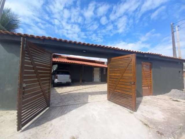 Belíssima casa localizada no bairro Jardim das Palmeiras - lado praia, em rua calçada.