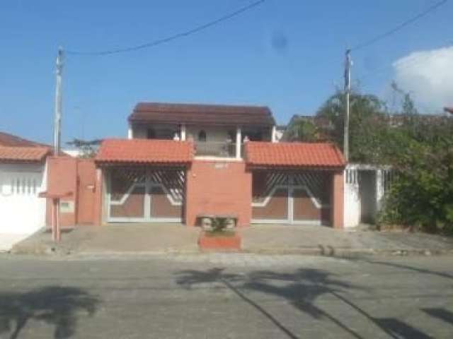 Excelente casa localizada no bairro Santa Julia - lado praia.