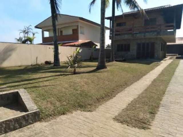 Belíssima casa localizada no bairro Parque Augustus - lado praia, em frente ao mar.