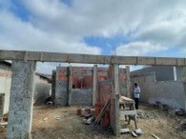 Casa localizada no bairro Tupy, em Itanhaém- em rua calçada, lado praia.