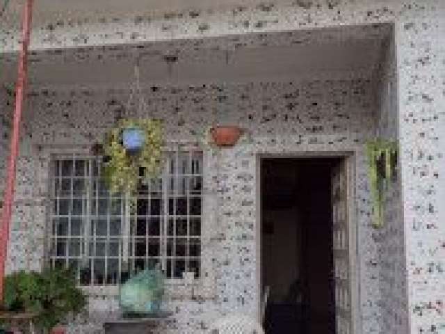 Casa localizada no bairro Jardim Praia Grande, em Mongaguá - lado praia em rua calçada.