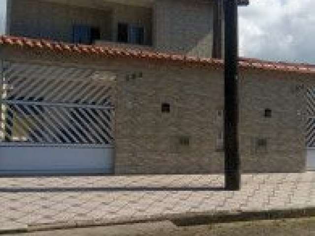 Casa excelente localizada no bairro Balneário Gaivota - lado praia, em rua calçada.