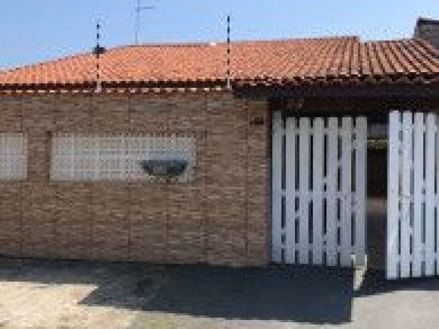 Linda casa localizada no bairro Luizamar Mirim, em Itanhaém - lado praia, em rua calçada.