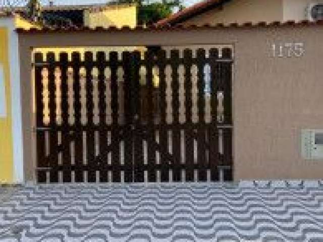 Linda casa localizada no Jardim Magalhães, em Itanhaém - lado serra, em rua calçada.