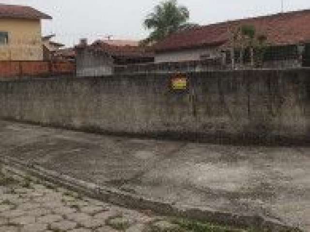 Terreno de esquina no Balneário Califórnia em Itanhaém, localizado lado praia, em rua calçada.