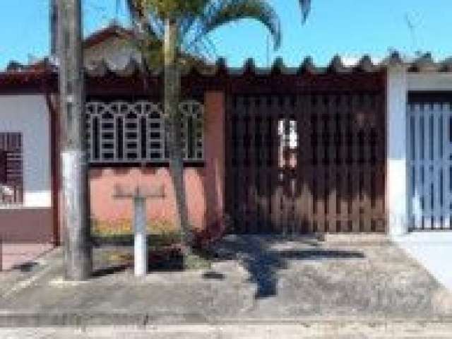 Casa no bairro Campo Elísios, em Itanhaém - ficando lado praia, em rua calçada.