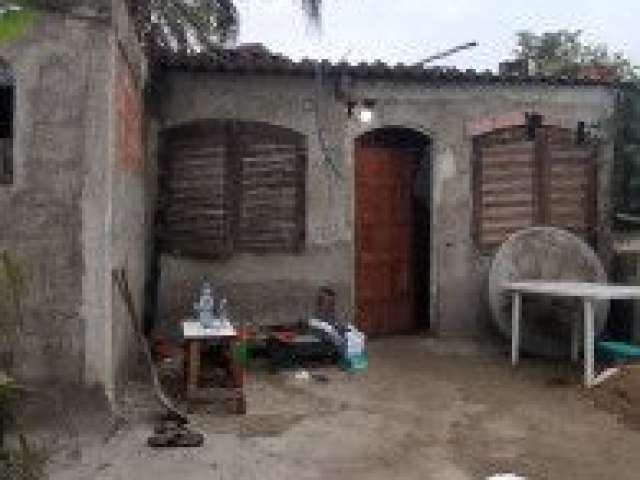 Casa localizada no bairro Palmeiras 2 em Itanhaém - lado serra à 50 metros da rodovia em rua de terra