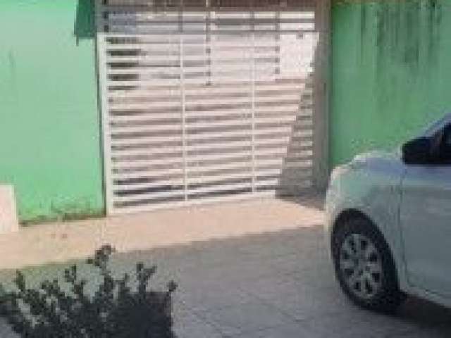 Casa no localizada bairro Grandesp, em Itanhaém - lado praia em rua calçada.