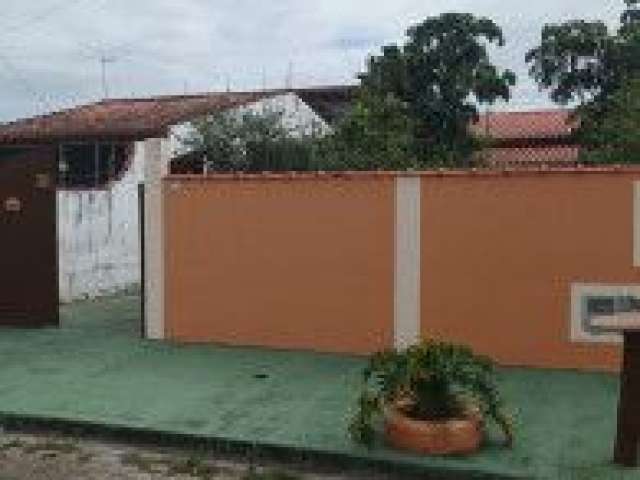 Excelente casa localizada no bairro Bopiranga, em Itanhaém - lado praia, possui espaço p/ piscina, churrasqueira e jardim.