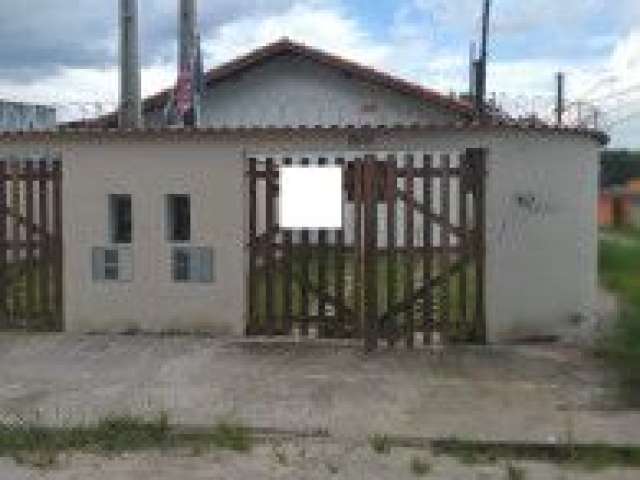 Ótima casa no bairro Balneário Gaivota, em Itanhaém - lado serra em rua calçada.