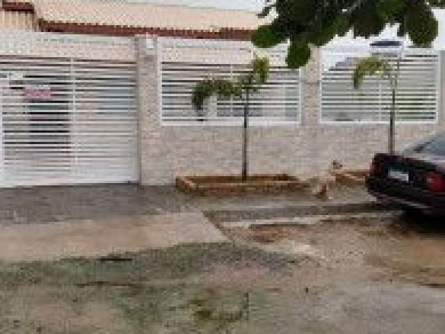 Casa no bairro Jardim São João em Itanhaém - ficando lado praia, em rua de terra.