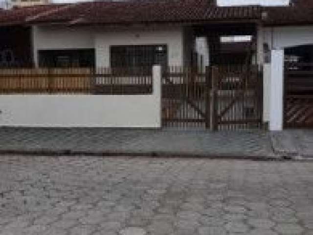 Excelente casa no Balneário Três Marias, em Peruíbe - lado praia, em rua calçada.