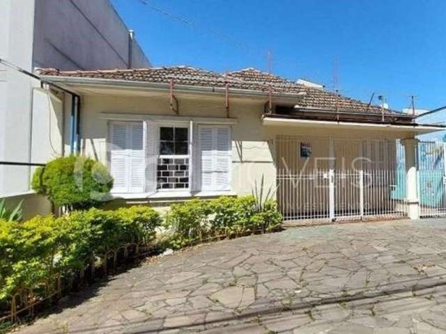 Casa com 3 quartos à venda na Avenida General Emílio Lúcio Esteves, 225, Santa Maria Goretti, Porto Alegre, 240 m2 por R$ 650.000