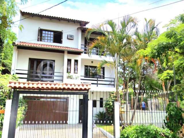 Casa no bairro Vila Jardim, de 3 dormitórios com 1 suíte, 2 vagas, sacada e piscina.