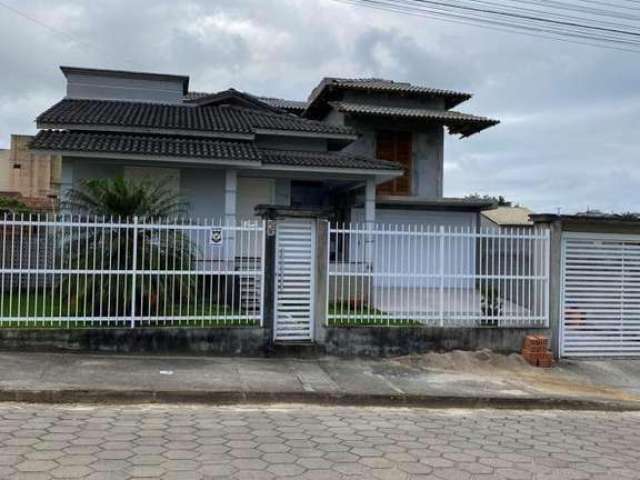 Casa para Venda em Criciúma, Demboski, 3 dormitórios, 1 suíte, 3 banheiros, 3 vagas