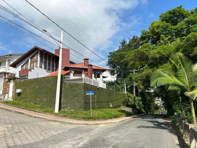 Casa para Venda em Criciúma, Lote Seis, 3 dormitórios, 1 suíte, 5 banheiros, 2 vagas