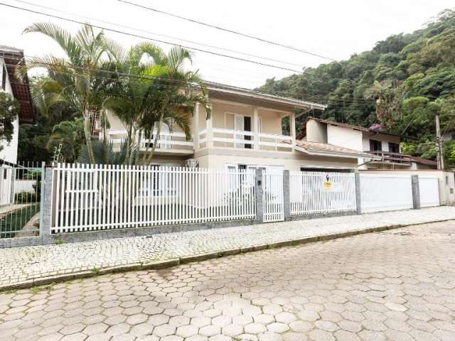 Lindo Sobrado com Piscina no Bairro América, com 01 suíte + 03 dormitórios