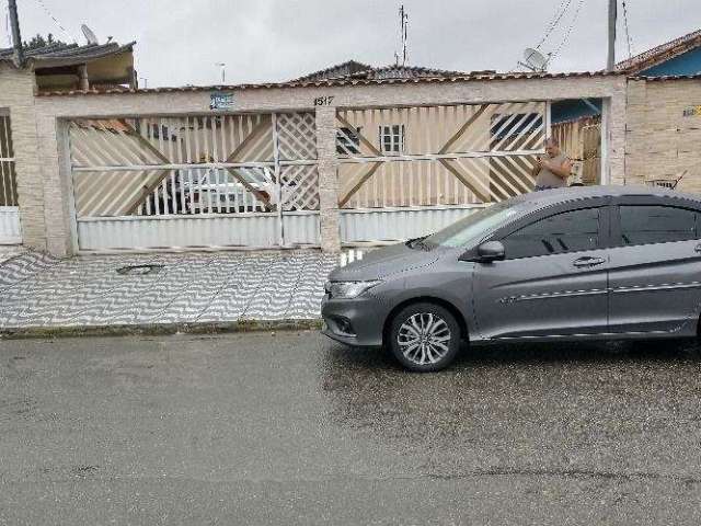 Casa em condomínio em Praia Grande, com quintal e garagem.