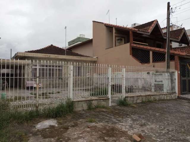 Casa para reforma com 3 dormitórios e muito espaço de quintal em Praia Grande SP