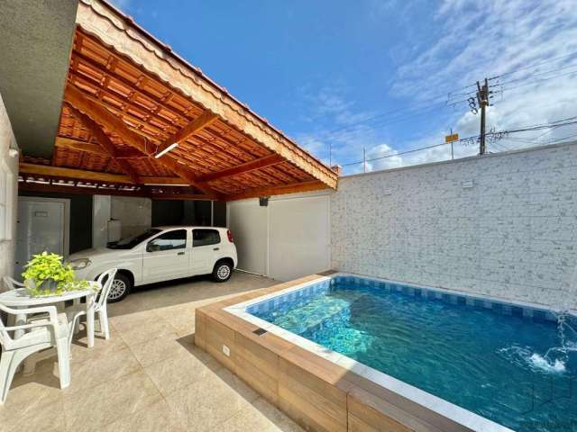 Casa com piscina a poucos metros da praia na Ocian em Praia Grande.