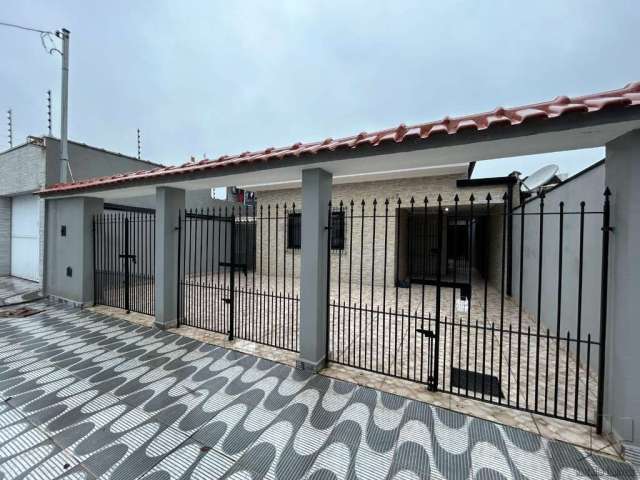 Imperdível: Casa à venda em Praia Grande-SP, no Maracanã, com 3 quartos, 1 sala, 2 banheiros, 4 vagas de garagem e 122,25 m²!